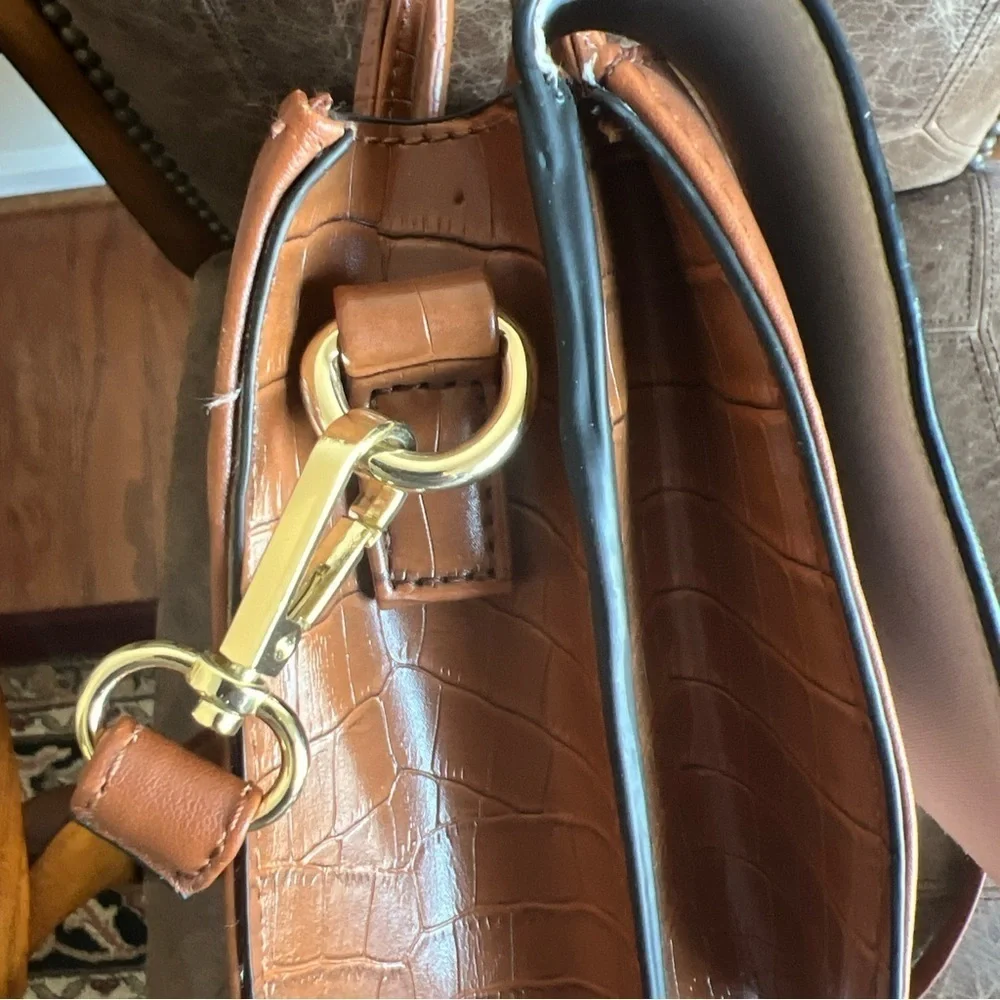 EUC Women's BCBG Camelia‎ Satchel!!